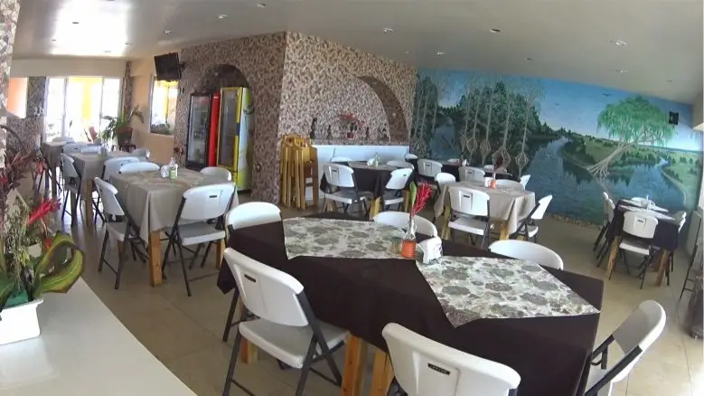 Con especialidad en mariscos, pescados, carnes y a la carta , así como bebidas tropicales y refrescantes